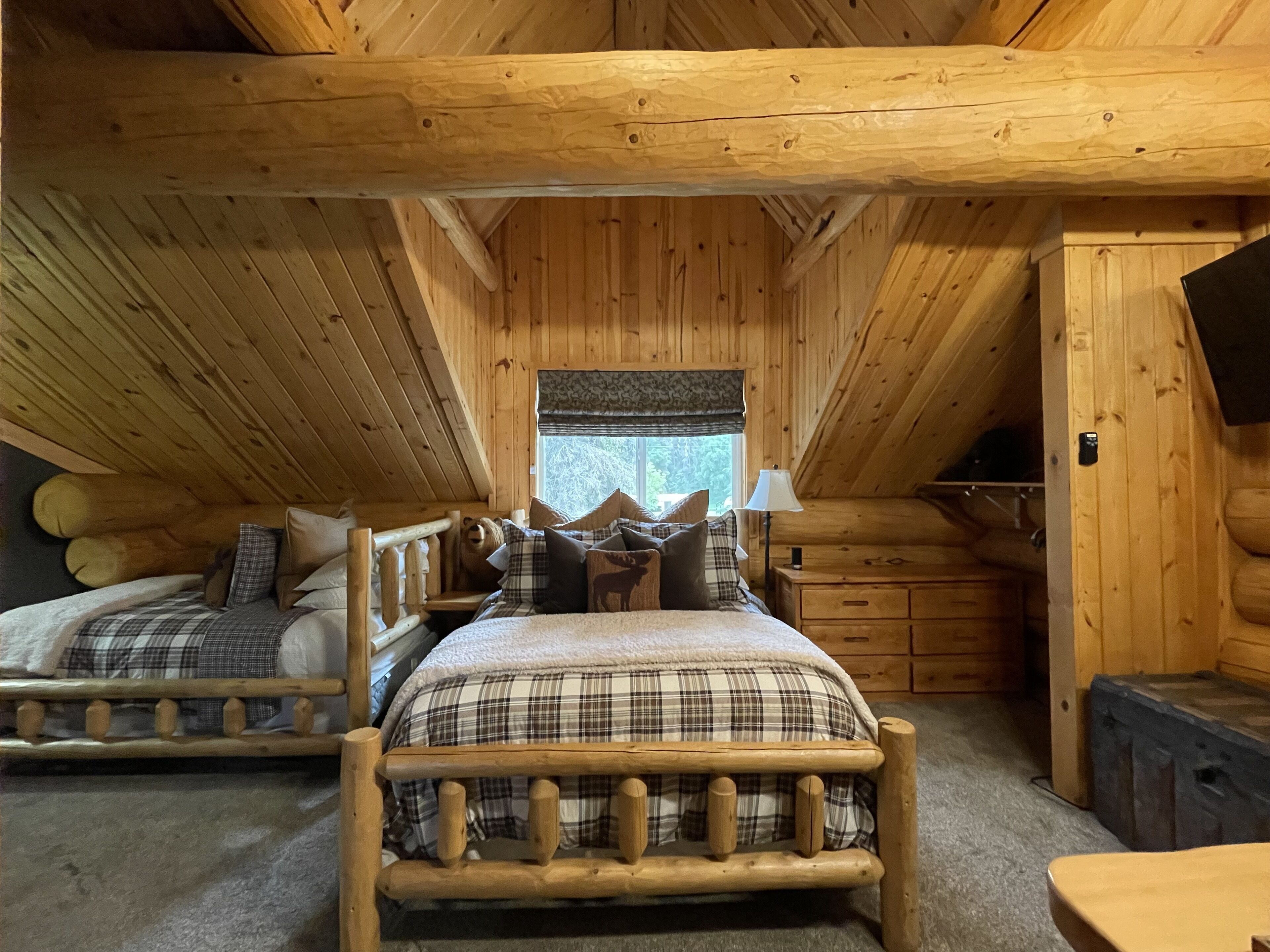 PLEASE INQUIRE BEFORE BOOKING! 1 Room at Lodge on RIVER, 2-8 people, fee after 2