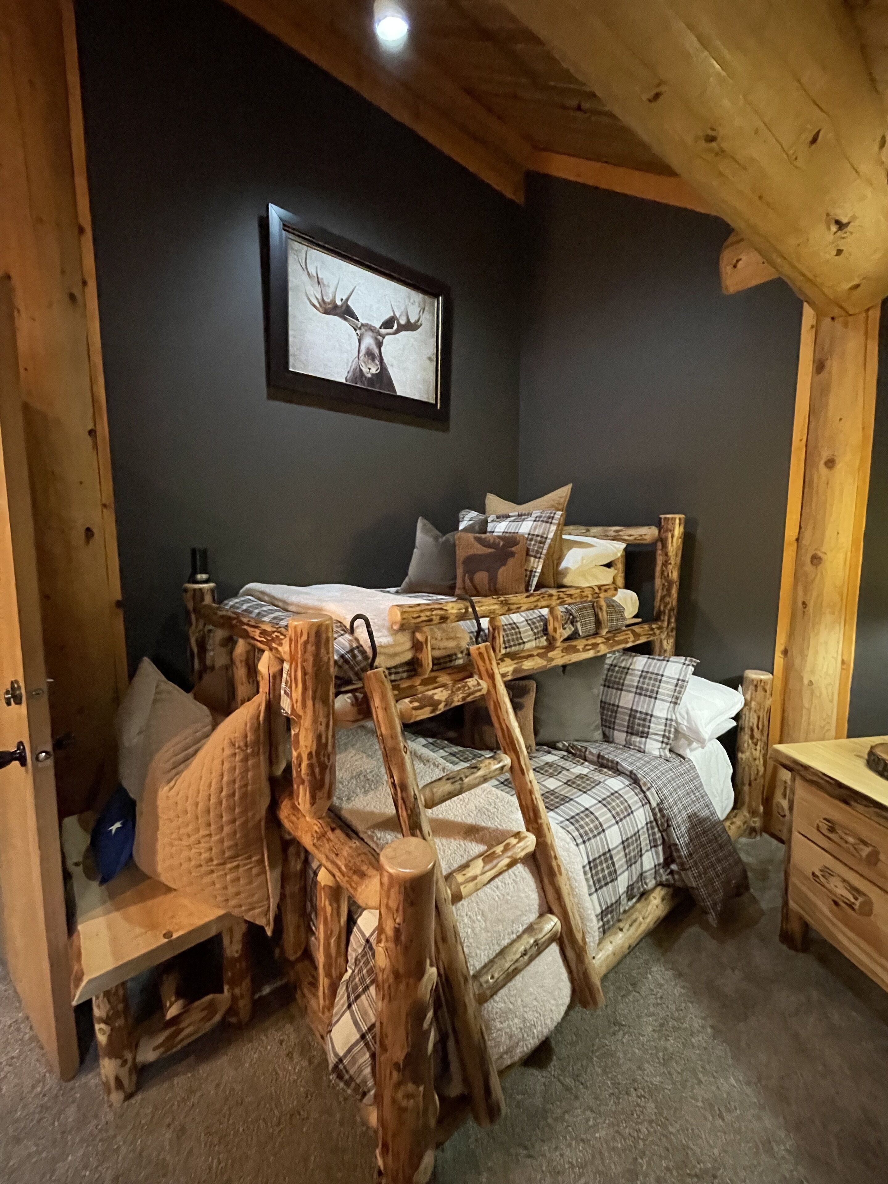 PLEASE INQUIRE BEFORE BOOKING! 1 Room at Lodge on RIVER, 2-8 people, fee after 2