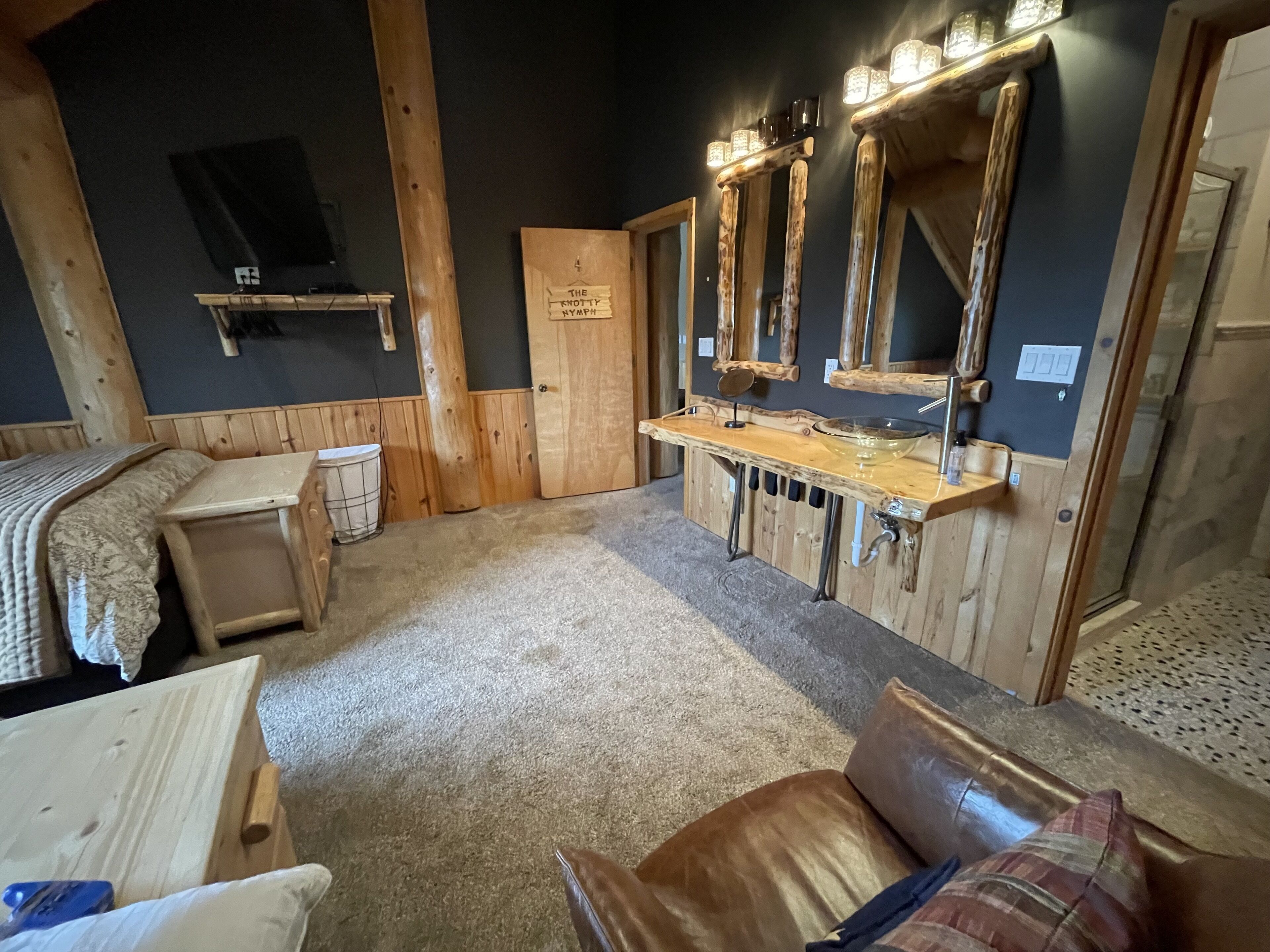 PLEASE INQUIRE BEFORE BOOKING! 1 Room at Lodge on RIVER, 2-8 people, fee after 2