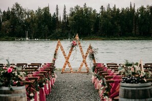 Outdoor banquet area - Kenai River Sockeye Fishing! Owner approval required-1 Room Only of 7 room lodge (Soldotna)