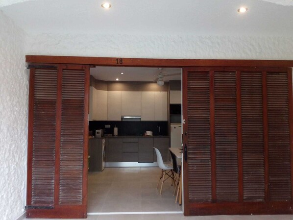 Kühlschrank, Mikrowelle, Ofen, Herdplatte