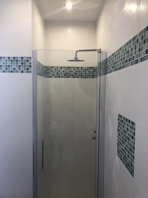 Douche, séchoir à cheveux, serviettes fournies