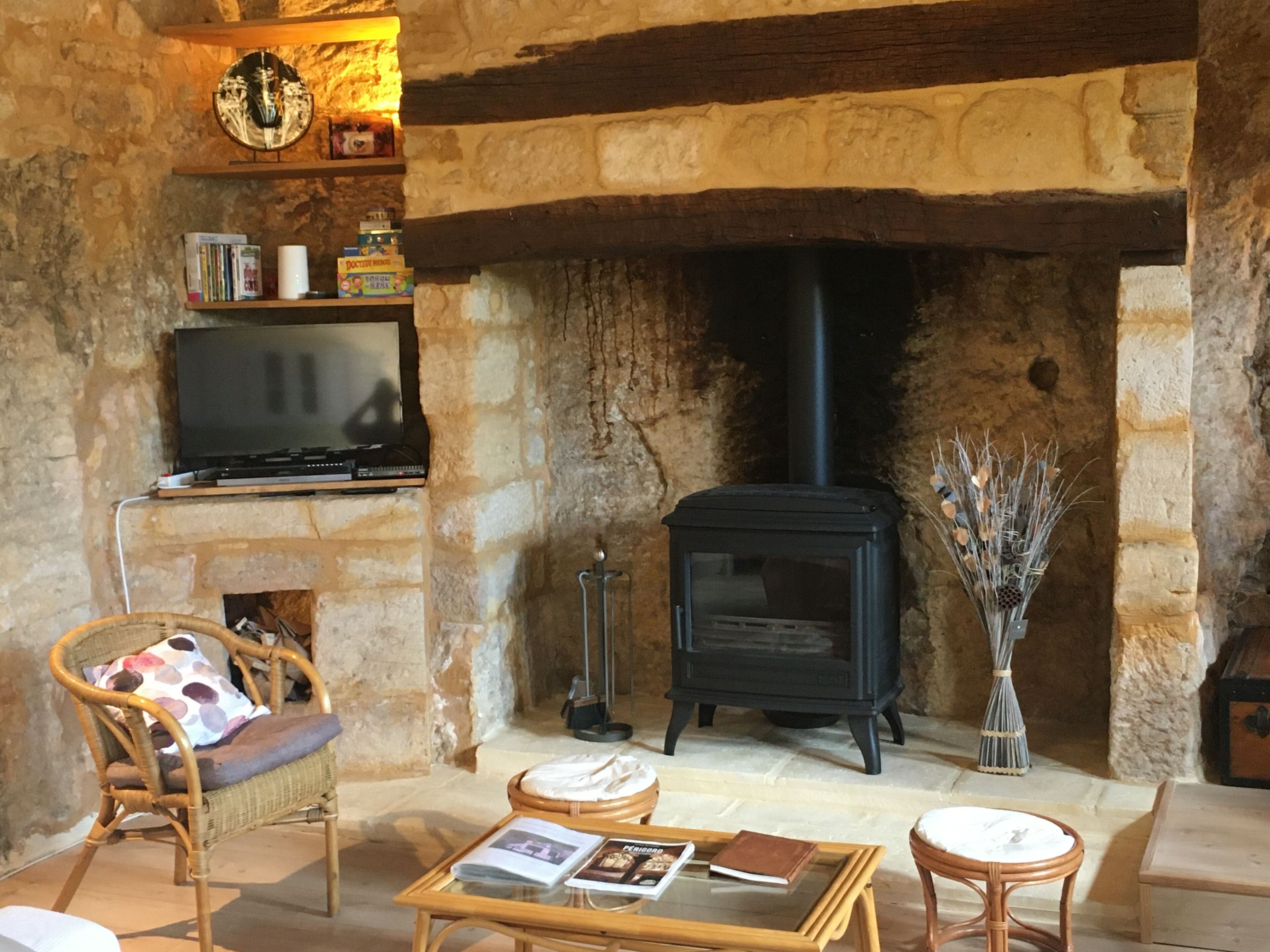 Televisie, een dvd-speler en boeken