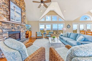 Smart TV, Netflix, DVD player, streaming services