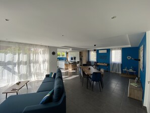 Smart TV, video games, DVD player, ping pong - Modern House Town Center with Garage (Strasbourg)