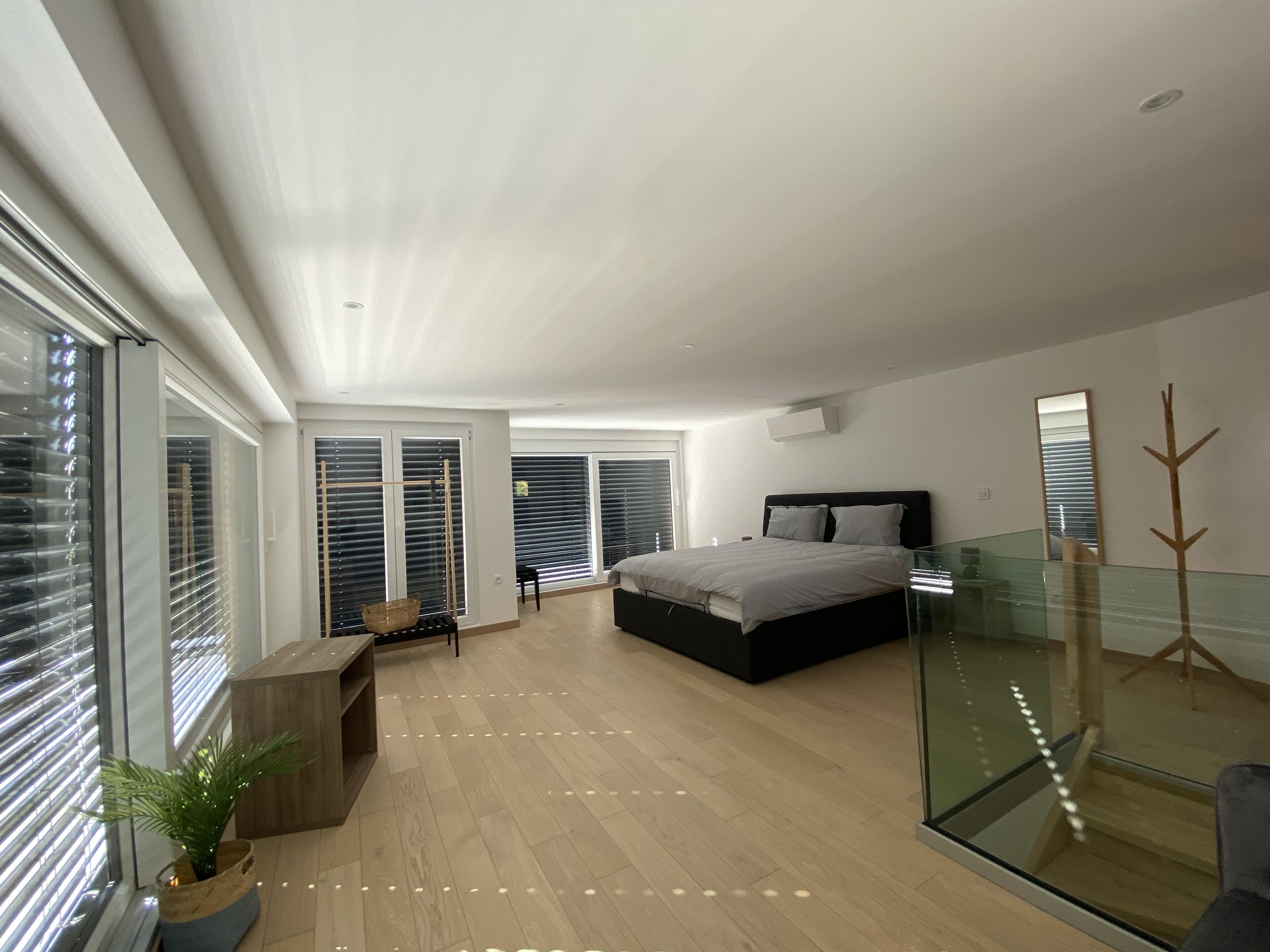 5 chambres, bureau, chambres insonorisées, fer et planche à repasser