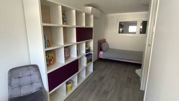 5 chambres, bureau, chambres insonorisées, fer et planche à repasser