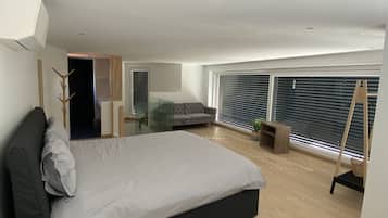 5 camere, una scrivania, insonorizzazione, ferro/asse da stiro