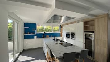 Refrigerador, microondas, horno y parrilla de estufa