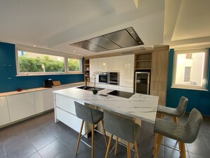 Fridge, microwave, oven, stovetop - Modern House Town Center with Garage (Strasbourg)