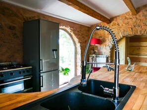 Coffee/tea maker, fridge, oven, dishwasher