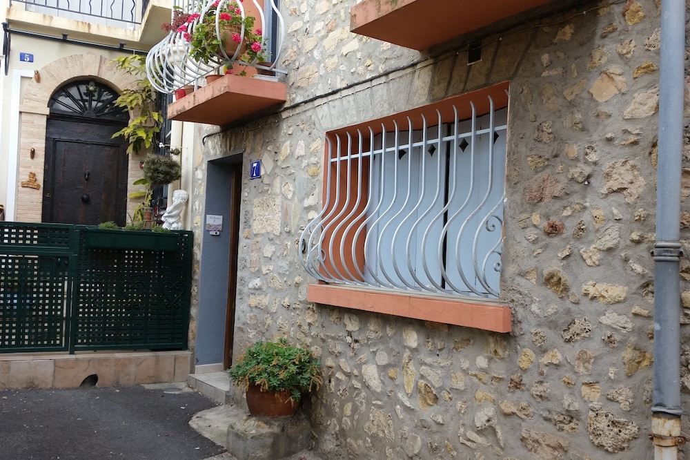 Old village studio near cannes