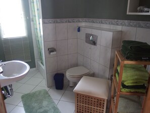 Dusche, Haartrockner, HandtĂŒcher, Seife