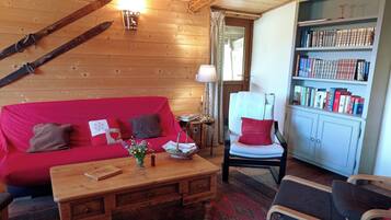 TV, mesa de pingue-pongue, livros