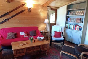 TV, mesa de pingue-pongue, livros