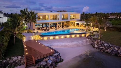 Costa Azul: Oceanfront villa w/ private beach, pool, pickleball, jacuzzi & full staff