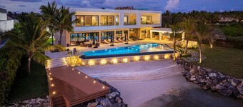 Costa Azul: Oceanfront villa w/ private beach, pool, pickleball, jacuzzi & full staff