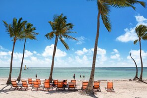 On the beach - Costa Azul: Oceanfront villa w/ private beach, pool, pickleball, jacuzzi & full staff (Cap Cana)