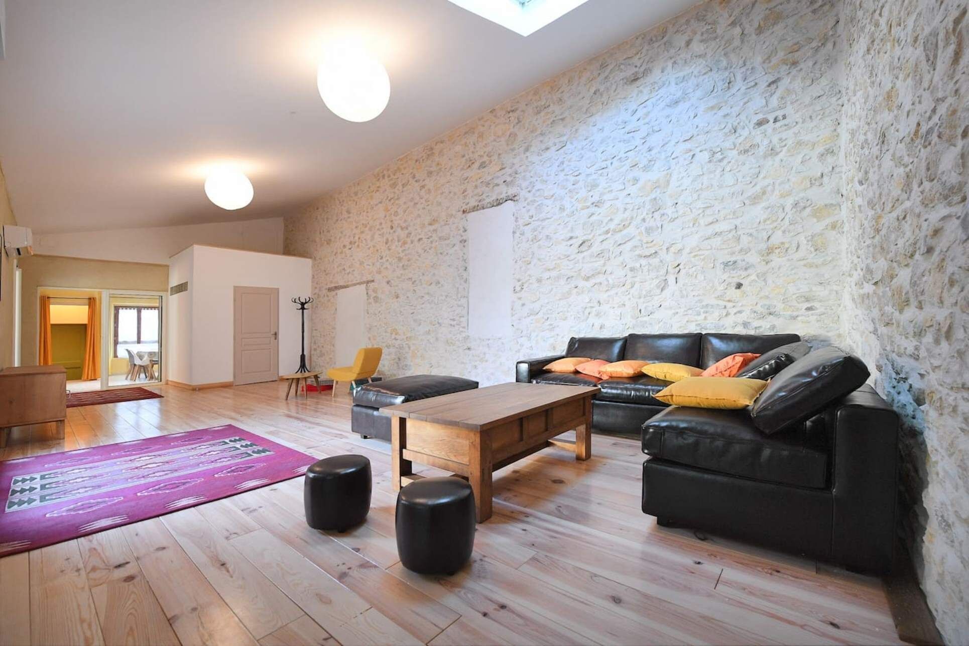 THE CHARM AND COMFORT OF A BEAUTIFUL COUNTRY APARTMENT