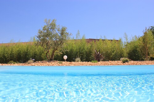 New fenced villa with swimming pool near village center Pernes-les-Fontaines