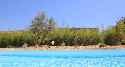 New fenced villa with swimming pool near village center Pernes-les-Fontaines