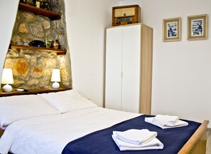 2 bedrooms, iron/ironing board, free WiFi, bed sheets