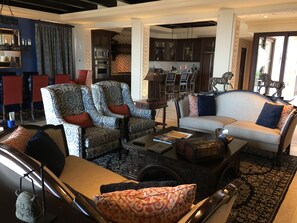 Smart TV, fireplace, DVD player - NOVAISPANIA VICEROY RESIDENCE 4-BEDROOM BEACH HOUSE, SLEEP 12 & GRAND POOL (Cabo San Lucas)