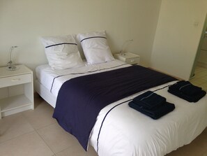 4 habitaciones, tabla de planchar con plancha y cuna de viaje 