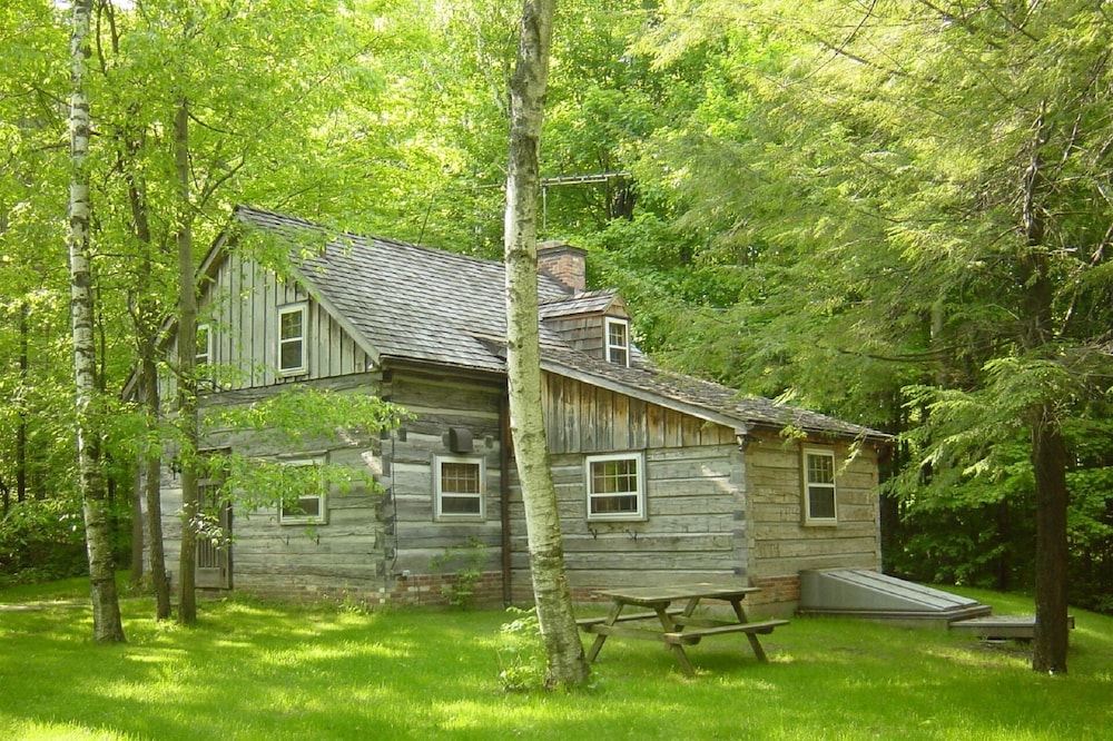 1820 Log Cabin on Private 300 acres. Mtn biking, Hiking, x-country Skiing