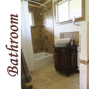 Bañera con ducha, secador de pelo, toallas, shampoo