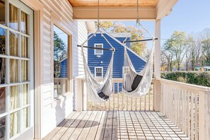 Terrace/patio - Spacious Open-Concept Durham Home (Durham)