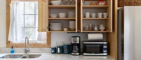 Réfrigérateur, micro-ondes, four, plaque de cuisson