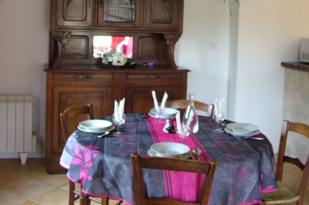 Old plum oven, single storey, independent, 1 bedroom, enclosed garden