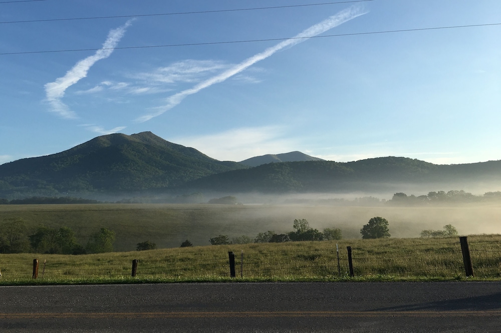 Mayhew Farms Cottage - Breathtaking Mt. Views Overlooking Pond & Horses
