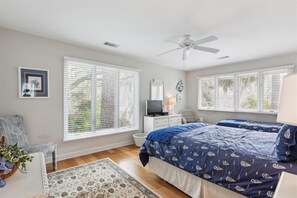 4 bedrooms, iron/ironing board, Internet, bed sheets