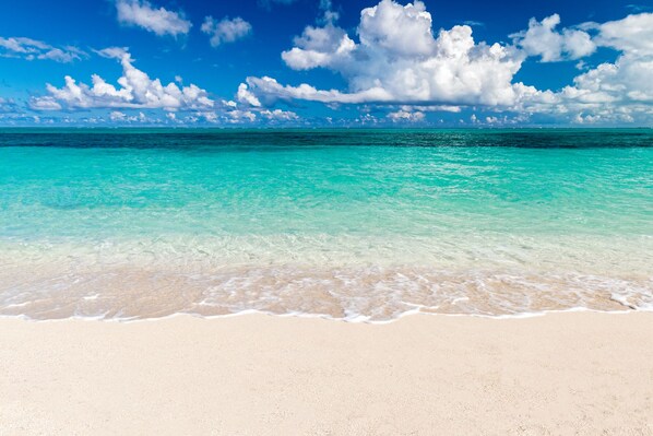 Sur la plage, chaise longue, serviettes de plage