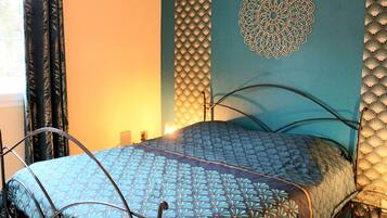 1 slaapkamer, een bureau, geluiddichte muren