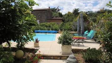 Een buitenzwembad en een verwarmd zwembad