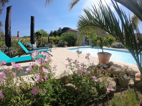 Outdoor pool, a heated pool. Independent GITE on the 1st floor with terrace and private access.