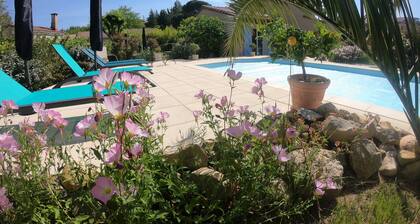 GITE indépendant au 1er étage avec terrasse et accÚs privés.