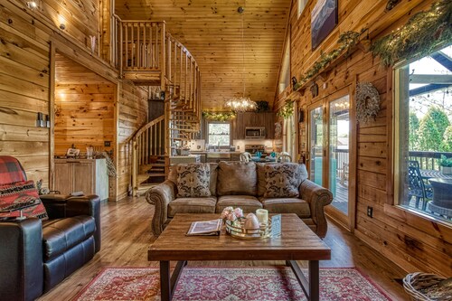 3 Master Suites-Close to Pigeon Forge-outdoor Kitchen-Outdoor tv and Fireplace and more