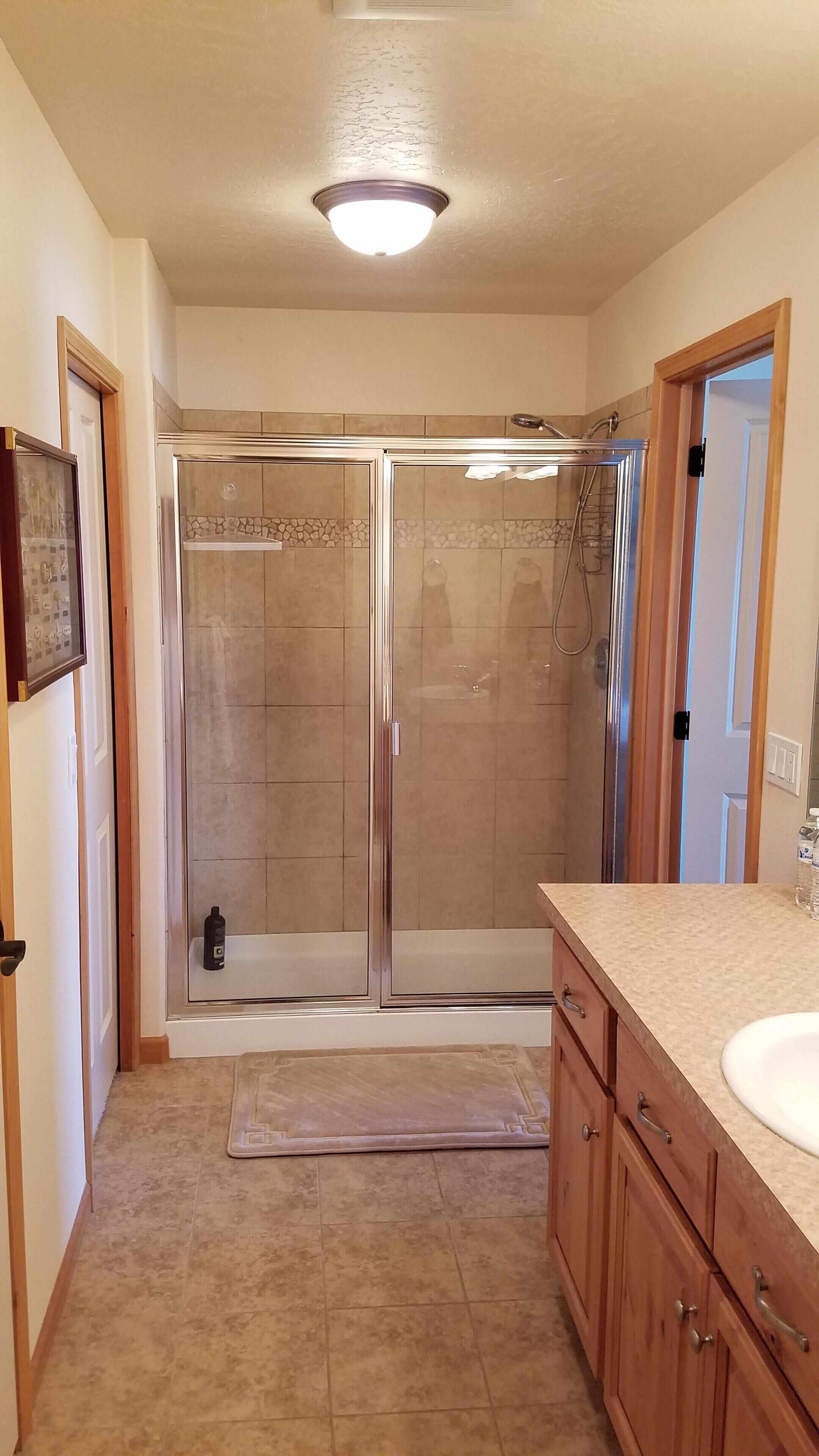 Spacious Log Home with stunning lake views