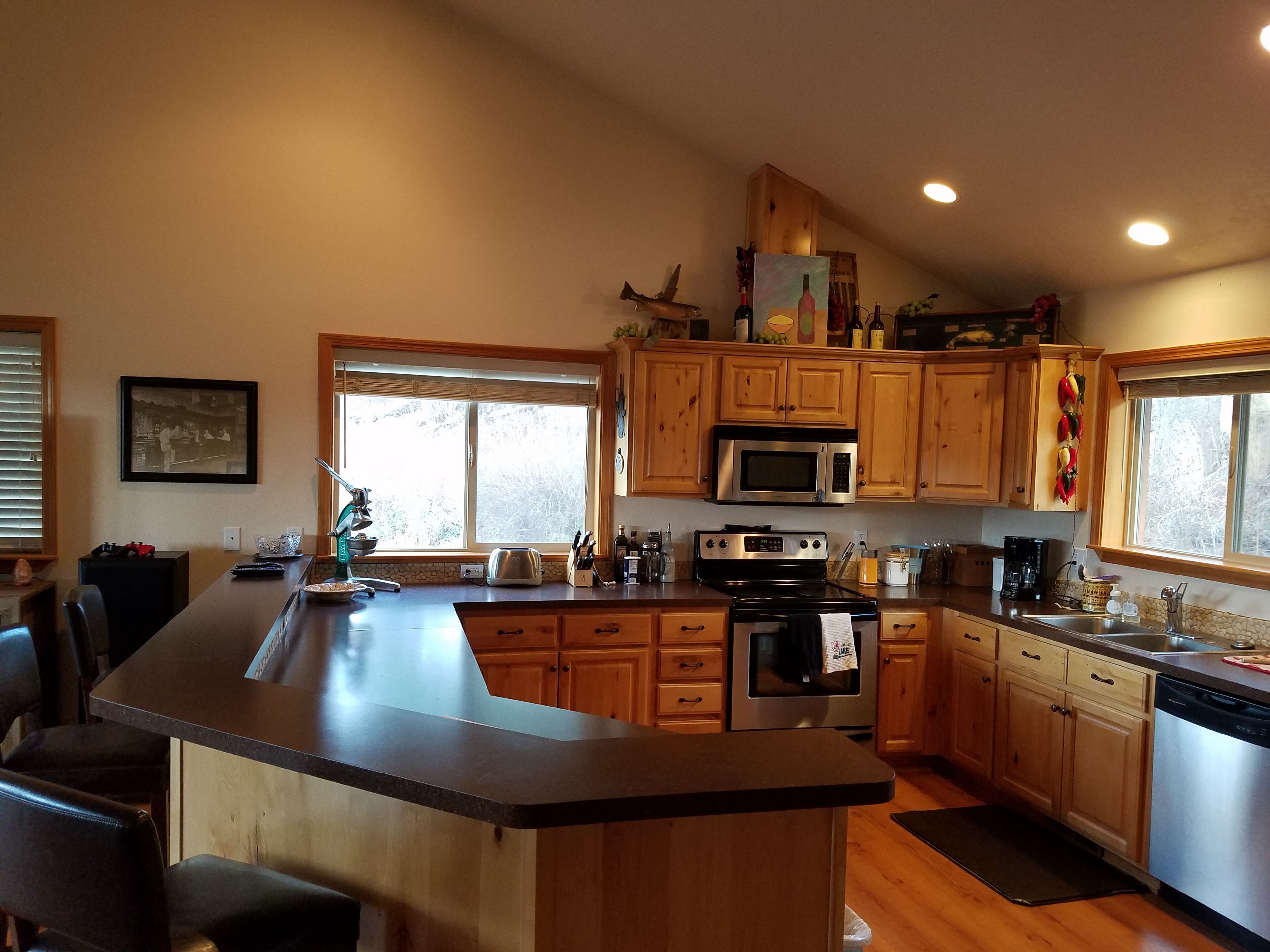 Spacious Log Home with stunning lake views