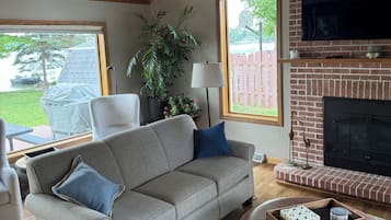 TV connectée, cheminée, jeux vidéo, lecteur de DVD