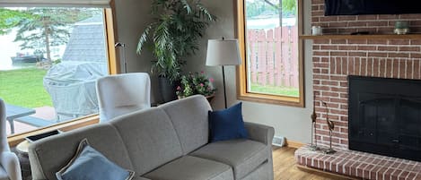 TV connectée, cheminée, jeux vidéo, lecteur de DVD