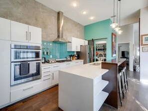 Een koelkast, een magnetron, een oven, een kookplaat