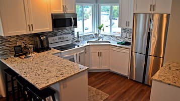 Kylskåp, mikrovågsugn, ugn och spishäll