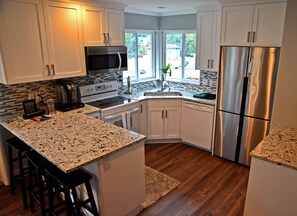 Réfrigérateur, four à micro-ondes, un four, surface de cuisson