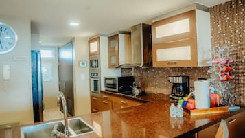 Een koelkast, een microgolfoven, een oven, een kookplaat