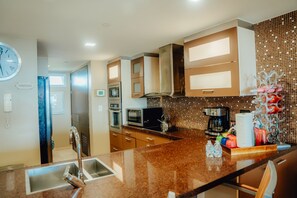 Kylskåp, mikrovågsugn, ugn och spishäll